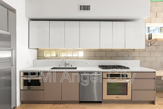 Building Photo - 3450 Cahuenga Blvd W