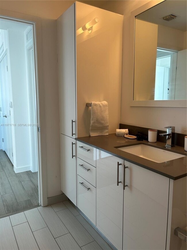 Building Photo - 999 SW 1st Ave