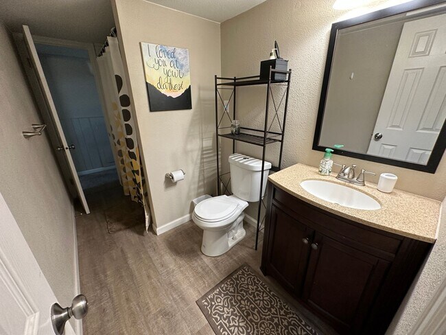 Building Photo - 4 BED 2 BATH HOME CLOSE TO PETERSON AFB & SCHRIEVER AFB!
