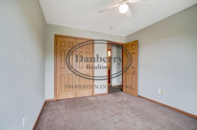 Building Photo - 1115 N Byrne Rd