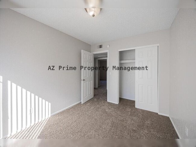 Building Photo - 4828 W Orangewood Ave