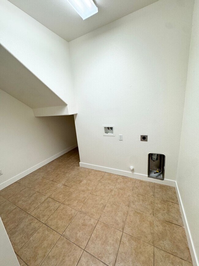 Building Photo - 4 Bedroom / 3 Bathroom Home in Elk Grove – Bedroom & Full Bath Downstairs SEE VIDEO