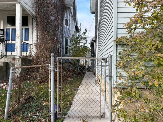 Building Photo - 2 BDRM 1 BTH Lower Unit Duplex in nice nei...