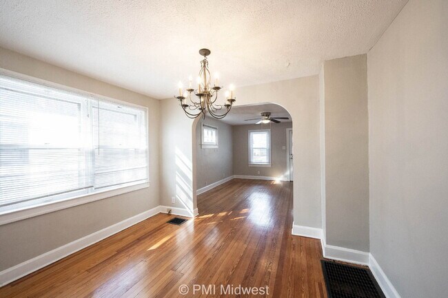 Building Photo - "Charming 2-Bedroom Retreat in Heart of In...