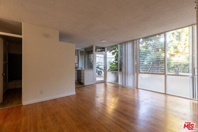 Building Photo - 11133 ROSE Ave