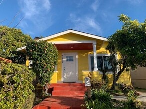 Building Photo - Beautiful Modern 2 Bedroom House
