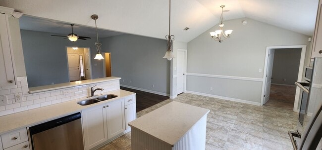 Building Photo - 3 Bedroom 2 bath Across the street from Fo...