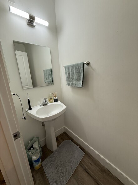 Powder Room - 1845 N Marshfield Ave