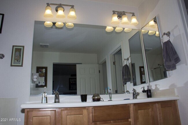 Building Photo - Charming 3 bedroom plus den and 2.5 bath home with full SOLAR !!