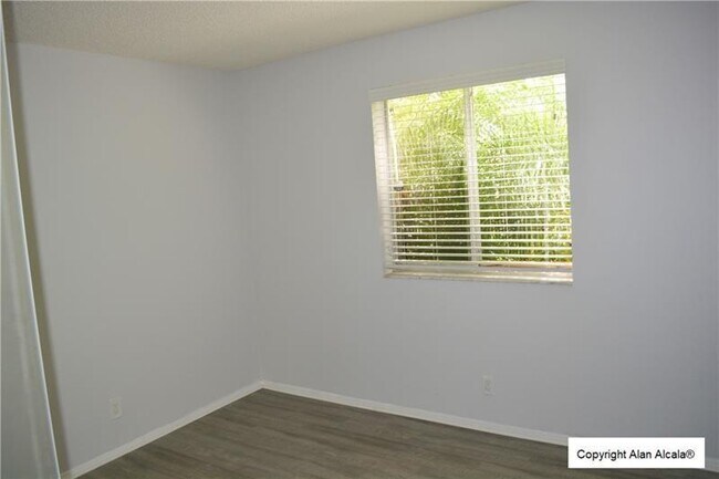 Building Photo - 709 Gardens Dr