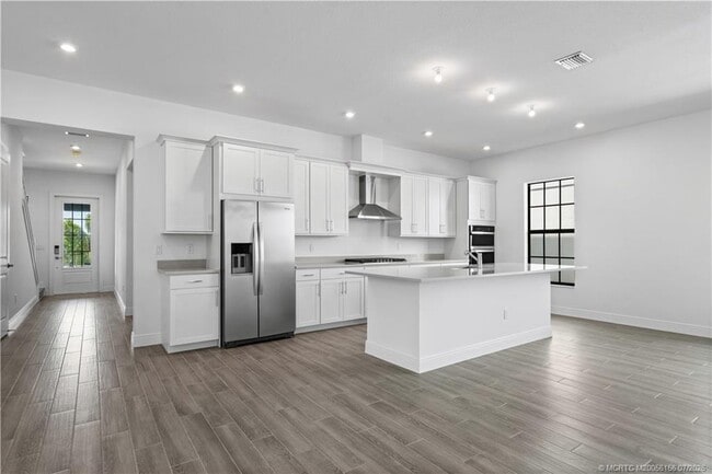 Building Photo - 870 SW Newfield Ave