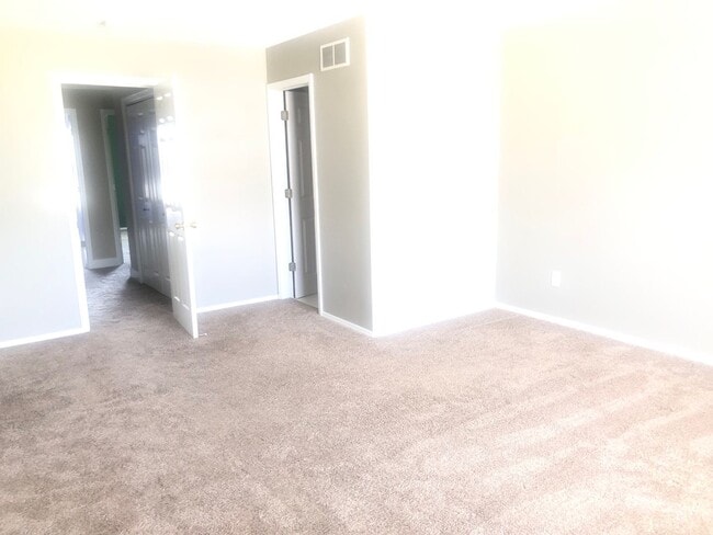Building Photo - Beautiful 3B 2.5 bathroom townhouse in Blo...