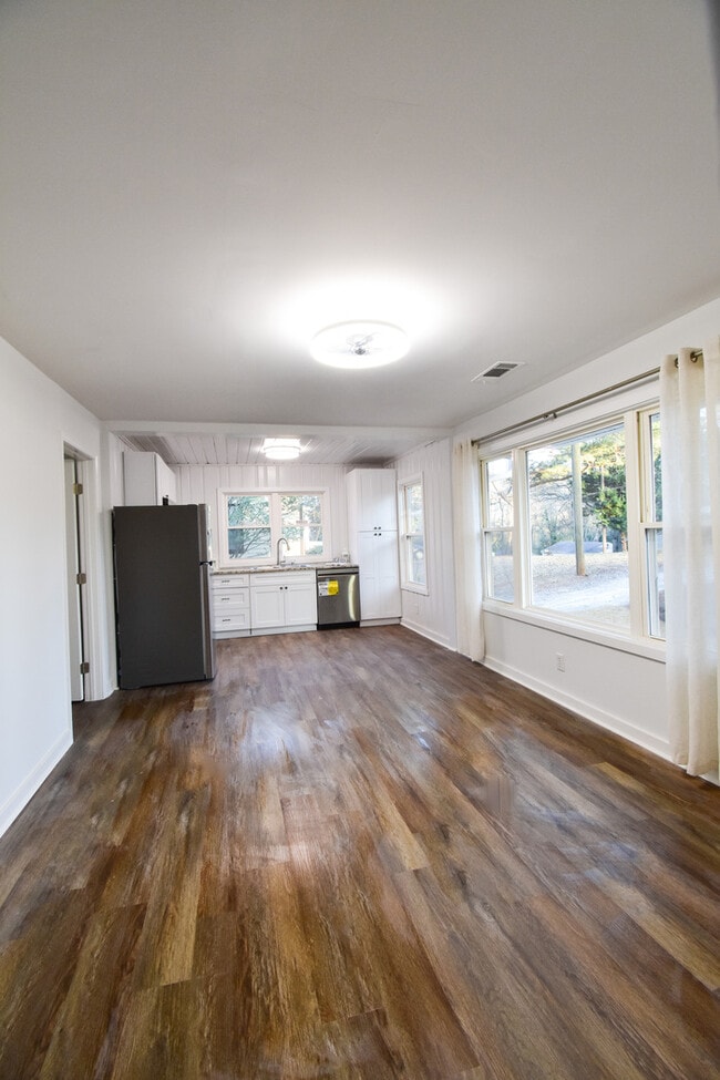 Building Photo - Welcome to this charming 3-bedroom, 1-bath...