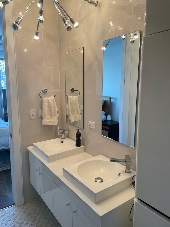 Building Photo - 1870 N Damen Ave