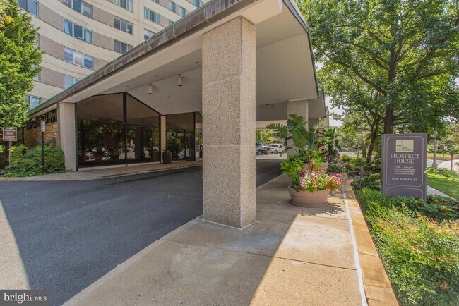 Building Photo - 1200 N Nash St