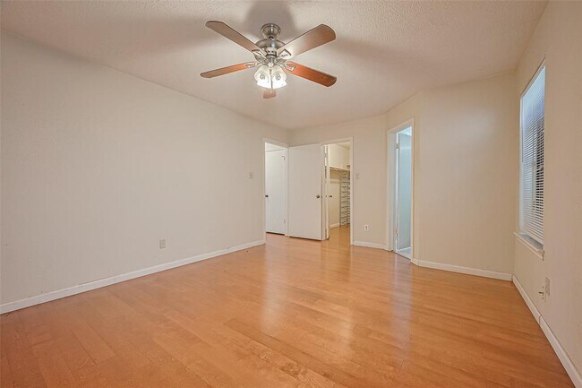 Building Photo - 3812 Redbud Dr