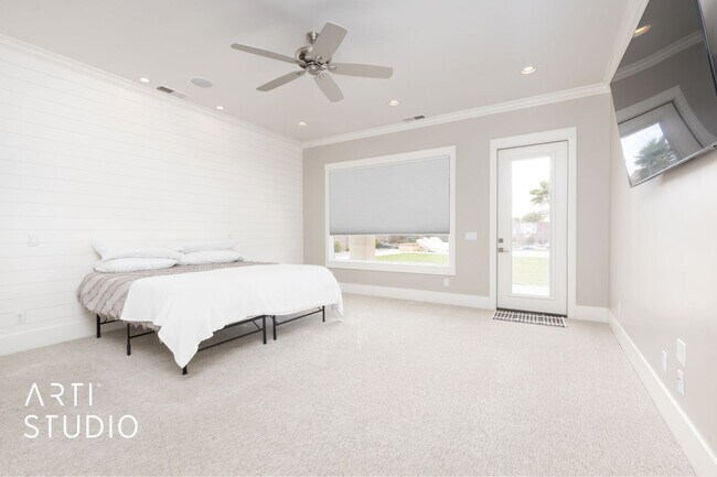 Building Photo - Gorgeous 5 bed 4 bath with AWESOME BACK YA...