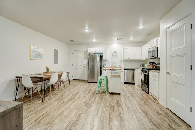 Building Photo - 4 Bedroom, 4 Bathroom in Shawnee!