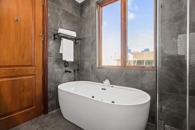 Building Photo - 1152 W Fulton Market