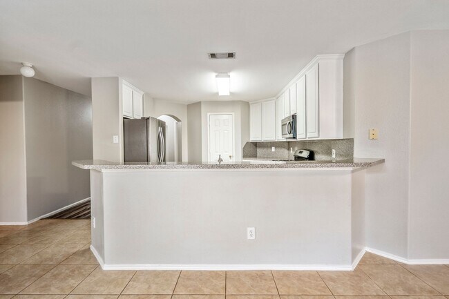 Building Photo - Bright and Beautiful Open-Concept Home!