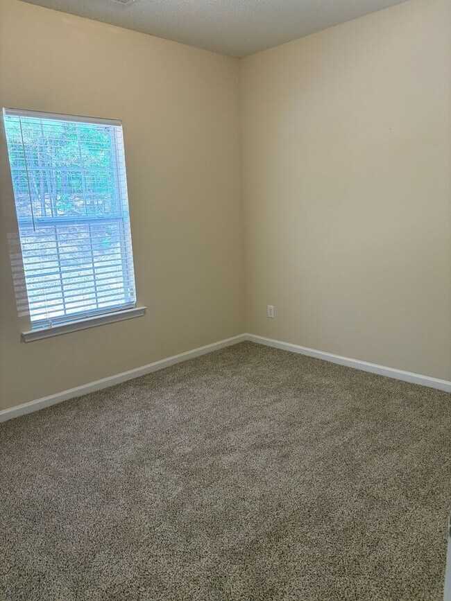 Building Photo - Large Home in Established Neighborhood