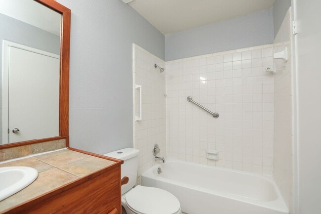 Building Photo - For Lease-Housing Vouchers Accepted | 2 Bed, 2 Bath | 925 Sq Ft | Lakecrest Community |