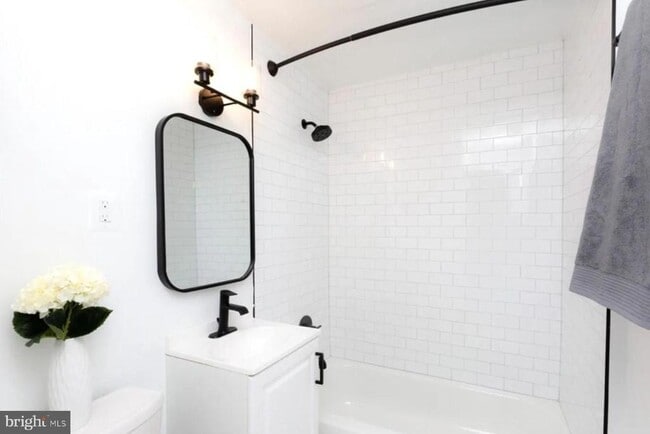 Building Photo - 606 Cathedral St