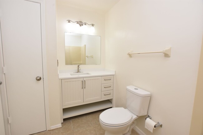 Building Photo - 3/2 Half Duplex in N. Lakeland!
