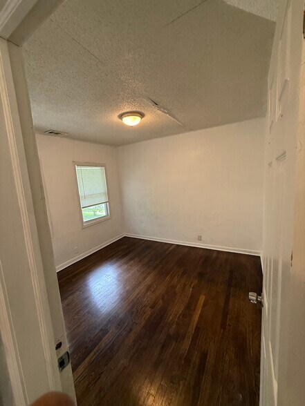 Building Photo - 5121 Paseo Blvd