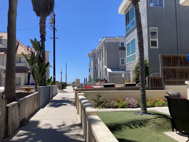 Building Photo - 718 Ensenada Ct