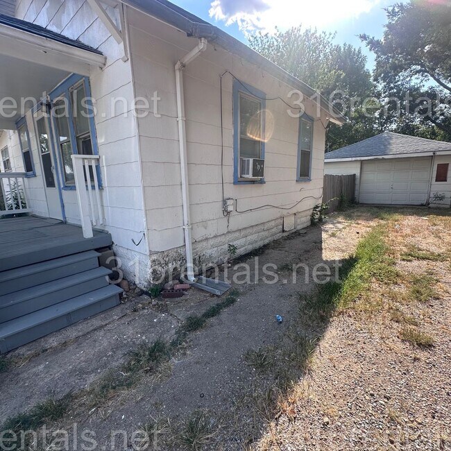 Building Photo - 611 N Custer St