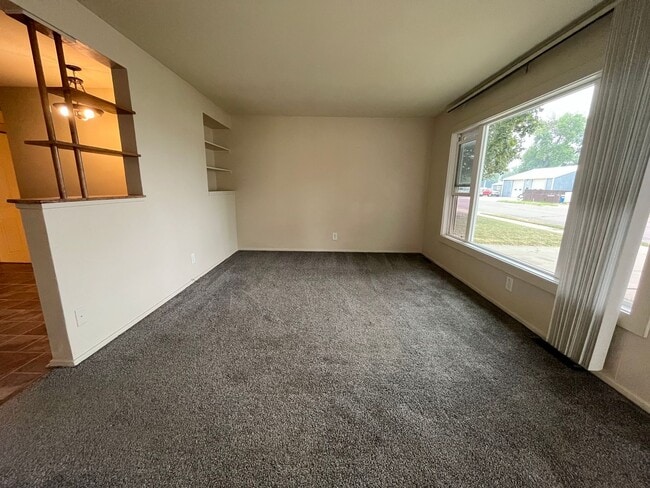 Building Photo - 3 Bed/1 Bath with Bonus Room and Fully Fenced in Yard!
