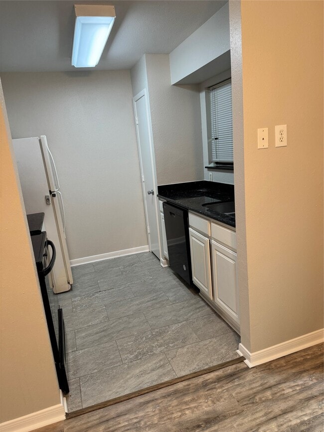 Building Photo - 3300 Pebblebrook Dr