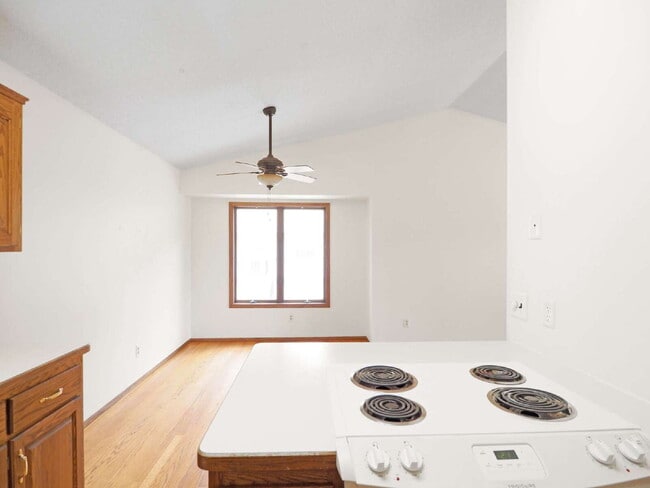Building Photo - Available now 2-Bed Twin Home in Shoreview - Pets welcome