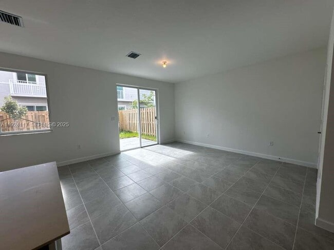 Building Photo - 632 SE 14th Ct