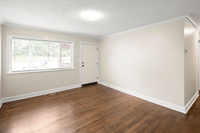 Building Photo - Renovated Cottage - Central West Asheville Location