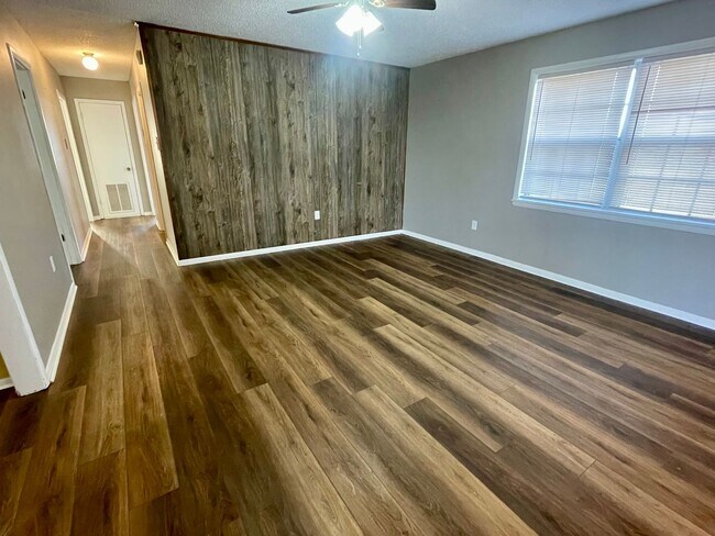 Building Photo - 3/2 on 5 Acres!