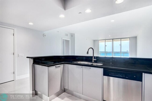 Building Photo - 2650 Lake Shore Dr
