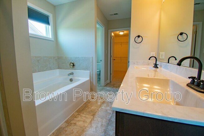 Building Photo - 2220 Oldenburg Ln