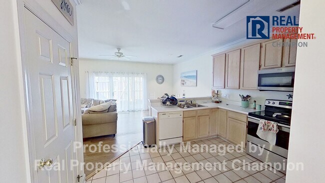 Building Photo - Adorable 2 BD Townhome with Private Patio