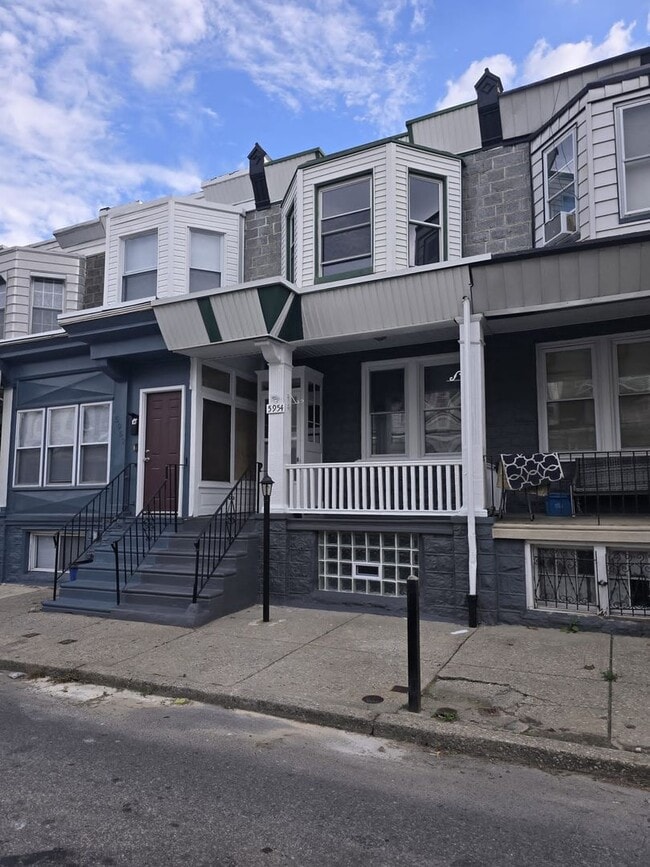 Building Photo - Modern and newly updated three bedroom home