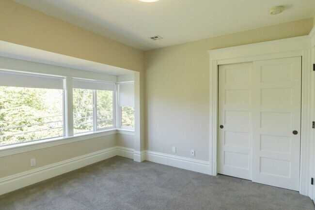 Building Photo - 6bd/3.75ba Seattle Home