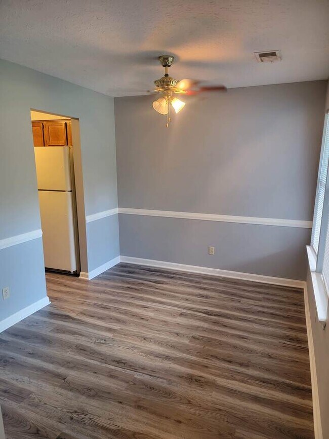 Building Photo - 4 Bed, 2 Bath duplex off of Westport Road