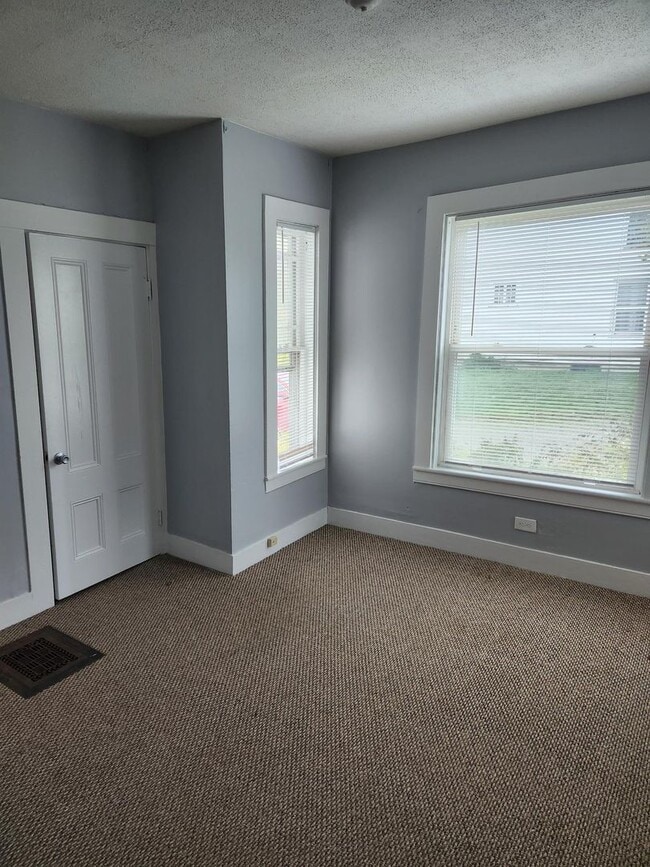 Building Photo - - Walking distance to Downtown Ellsworth -...