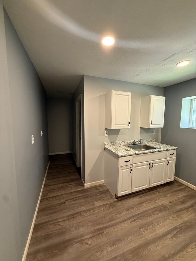 Building Photo - REMODELED 2 BEDROOM E.185TH/LAKE SHORE BLVD.