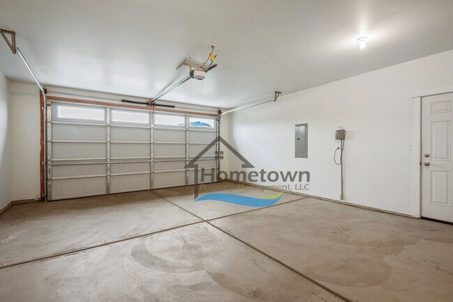 Building Photo - 3 Bedroom 2 Bath Home with 2-Car Attached ...