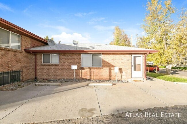 Building Photo - 681 Fraser St