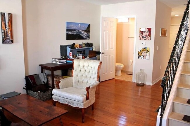 Building Photo - Gorgeous 2-Bedroom Townhome in the Heart o...