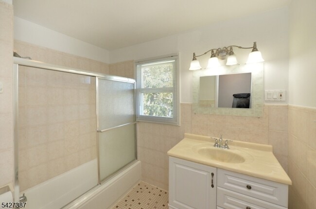 Building Photo - 142 Grand Ave