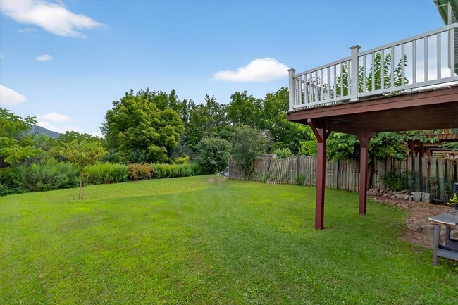 Building Photo - Gorgeous Newly Renovated 3 BR, 2.5 BA Town...